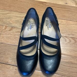 Black flats warn once for an event. Size 8